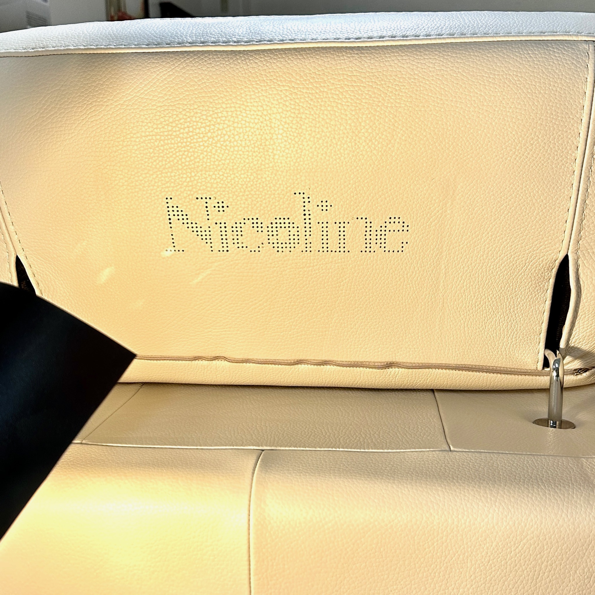 後ろに「Nicoline」ロゴのパウチ スタイリッシュなソファ